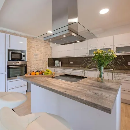 Modern Villa With Swimming Pool In Kastelir וילה Labinci