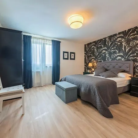 Modern Villa With Swimming Pool In Kastelir וילה
