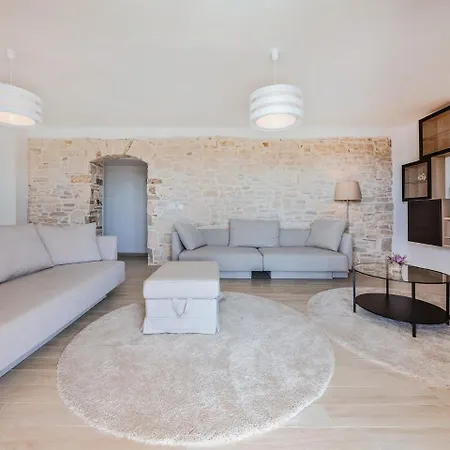 Modern Villa With Swimming Pool In Kastelir וילה