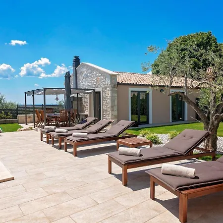 Modern Villa With Swimming Pool In Kastelir Labinci