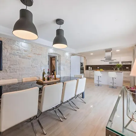 Modern Villa With Swimming Pool In Kastelir *