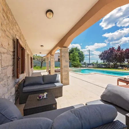 Modern Villa With Swimming Pool In Kastelir ヴィラ Labinci